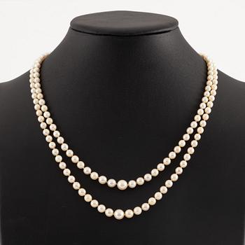 Pärlcollier, tvåradigt med doserade odlade pärlor, lås 18K guld med cabochonslipad grön turmalin och pärlor.