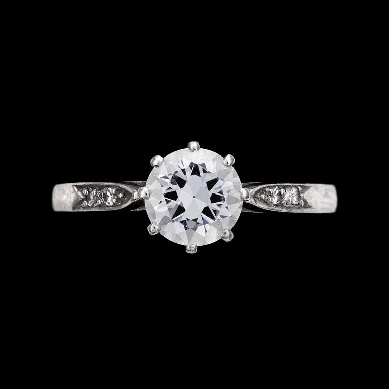 RING, briljantslipad diamant, äldre slipning, ca 0.85 ct, med små diamanter på sidorna, Stockholm, 1947.