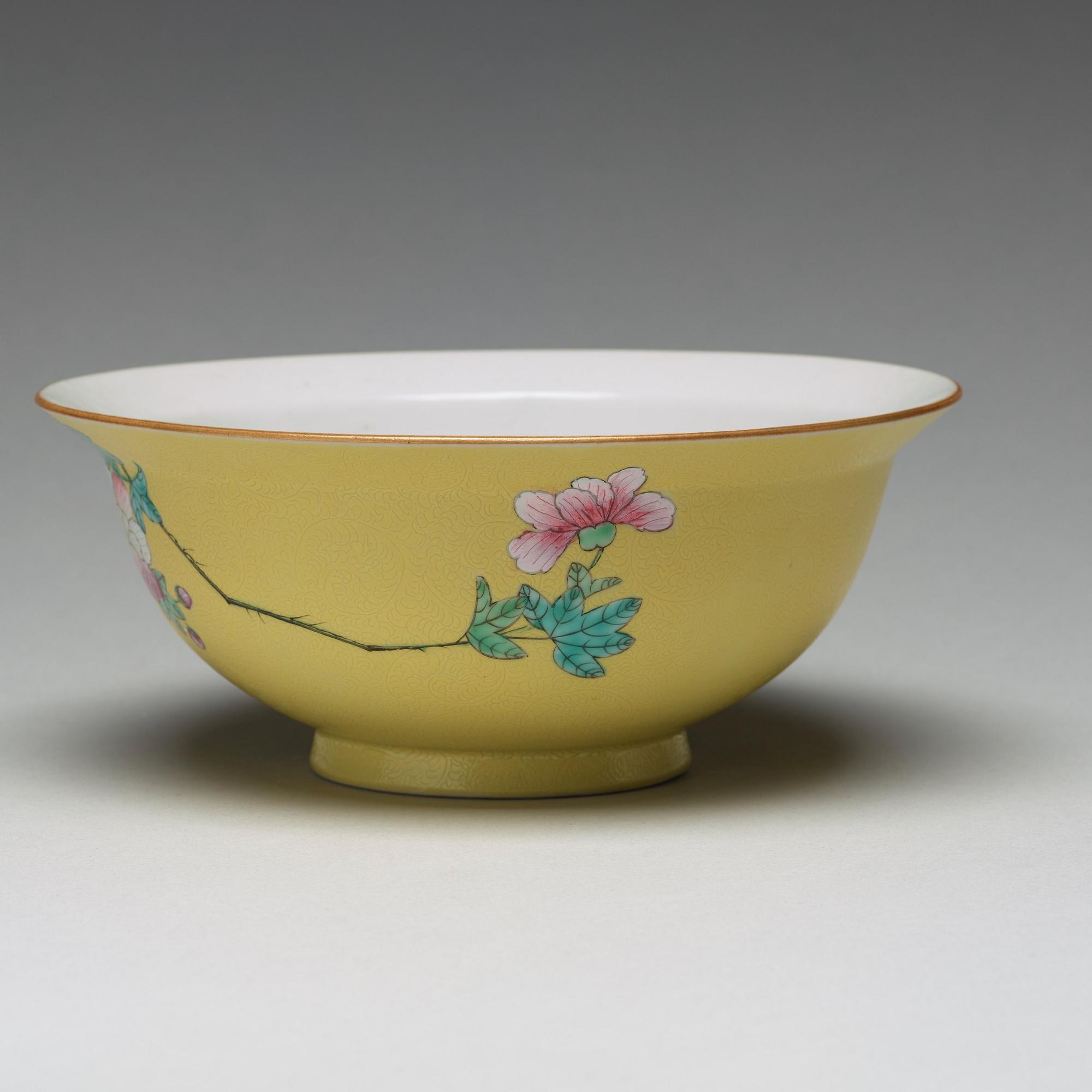 A yellow glazed sgrafitto bowl, late Qing dynasty with Qianlong mark.