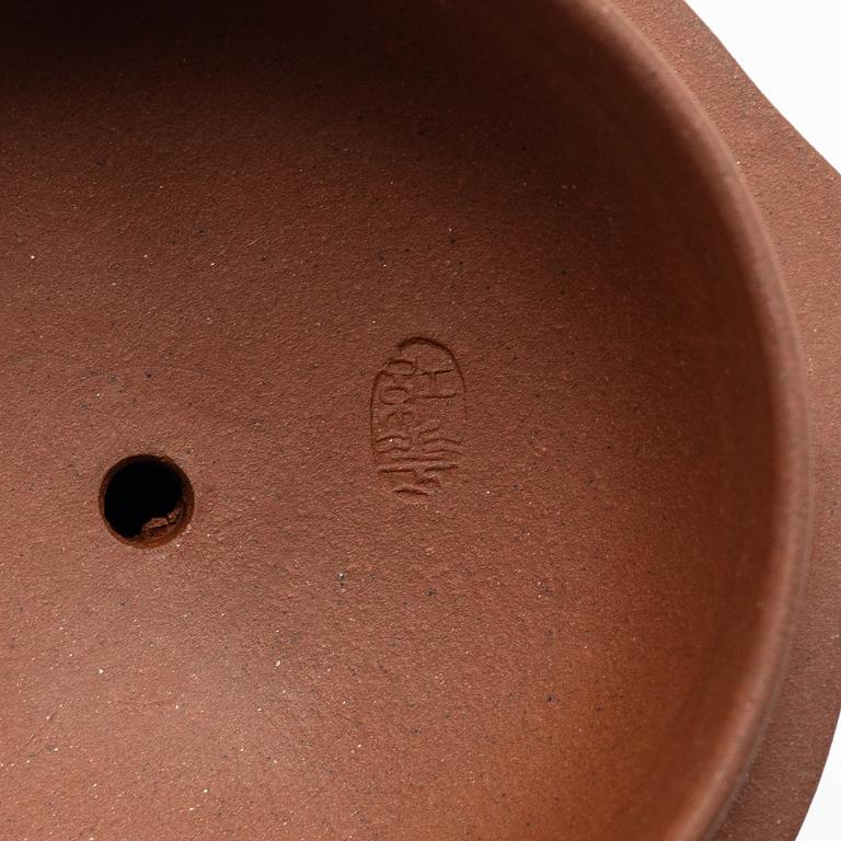 Zhang Honghua, A red yixing teapot, 1980s.