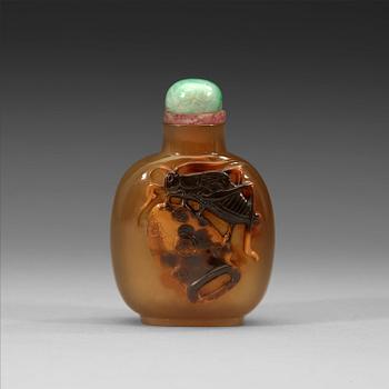 A carved chalcedony snuff bottle, Qing dynasty, 19th century.