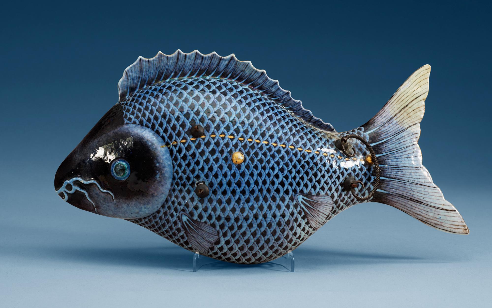 A naturalistic moulded tureen cover, Qing dynasty, ca 1800.
