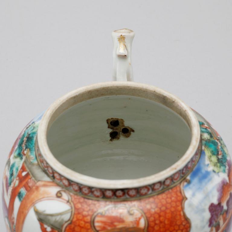 A CHINESE PORCELAIN TEA POT WITH LID 18TH CENTURY.