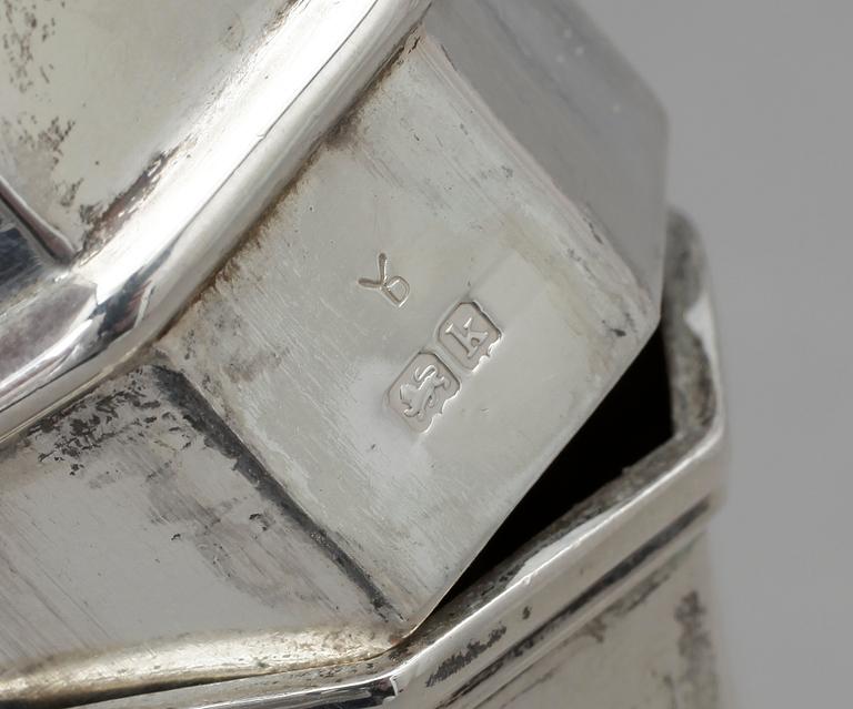 SOCKERSTRÖARE och MÅTT, silver, bland annat Goldsmiths & Silversmiths, London, 1907. Total vikt ca 267g.