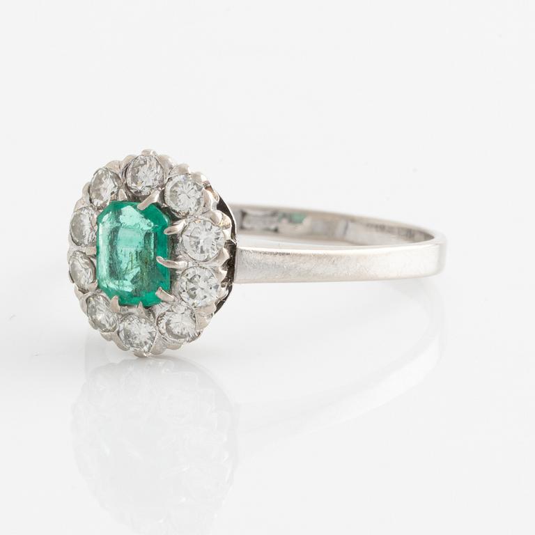 Ring, white gold with emerald and brilliant-cut diamonds.