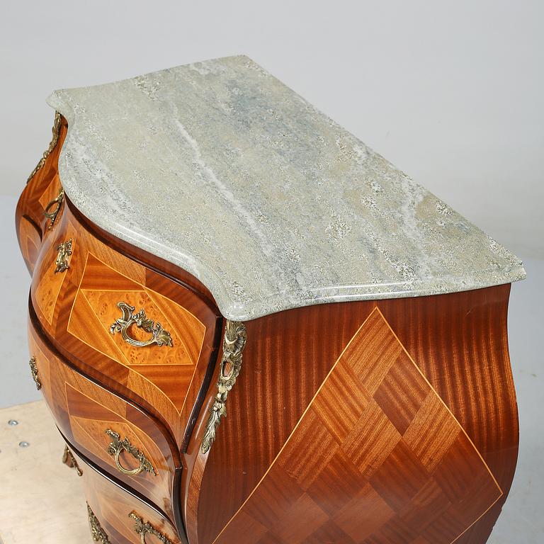 BYRÅ, rokokostil, omkring 1900-talets mitt.