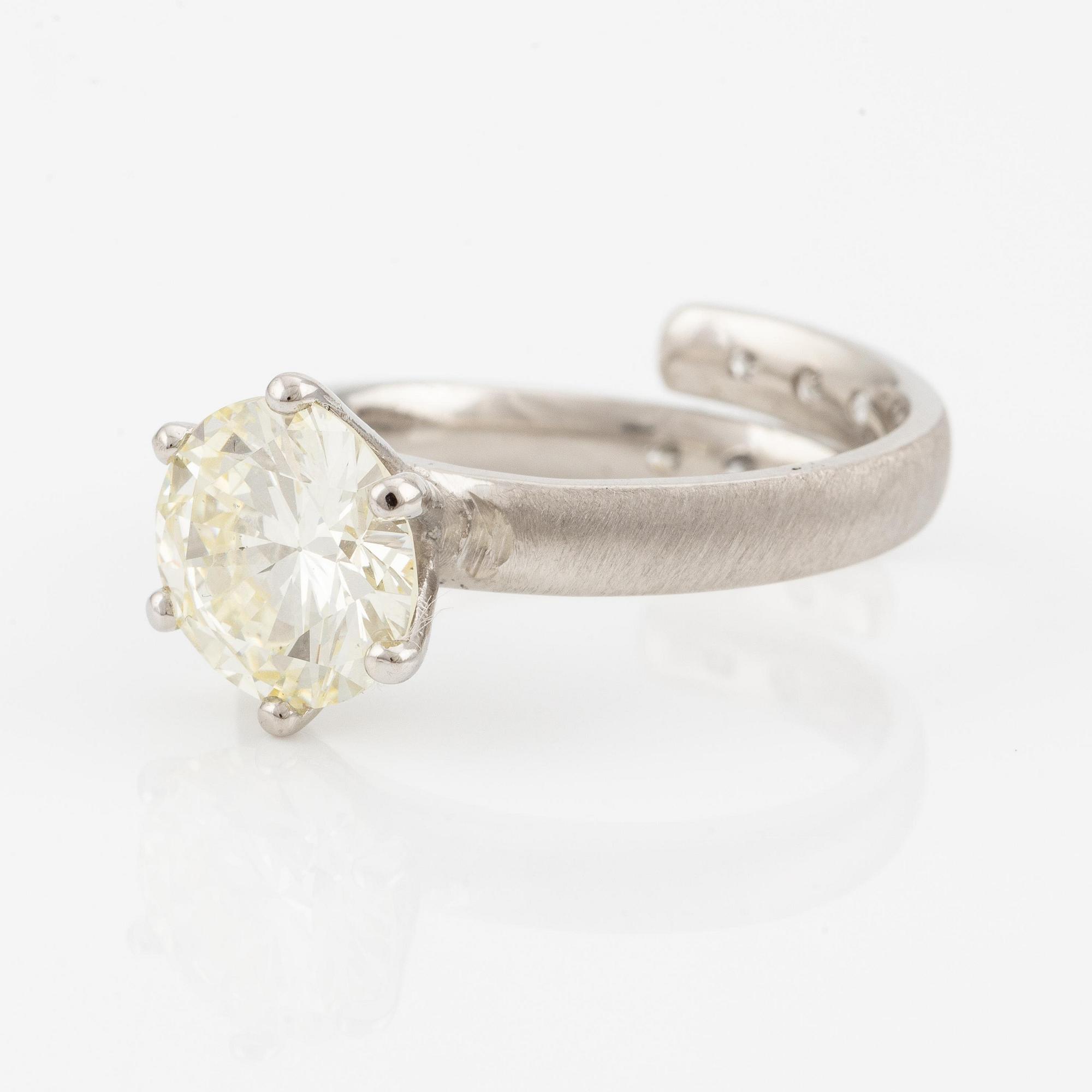 Ring platina med en rund briljantslipad diamant 4.10 ct enligt gravyr.