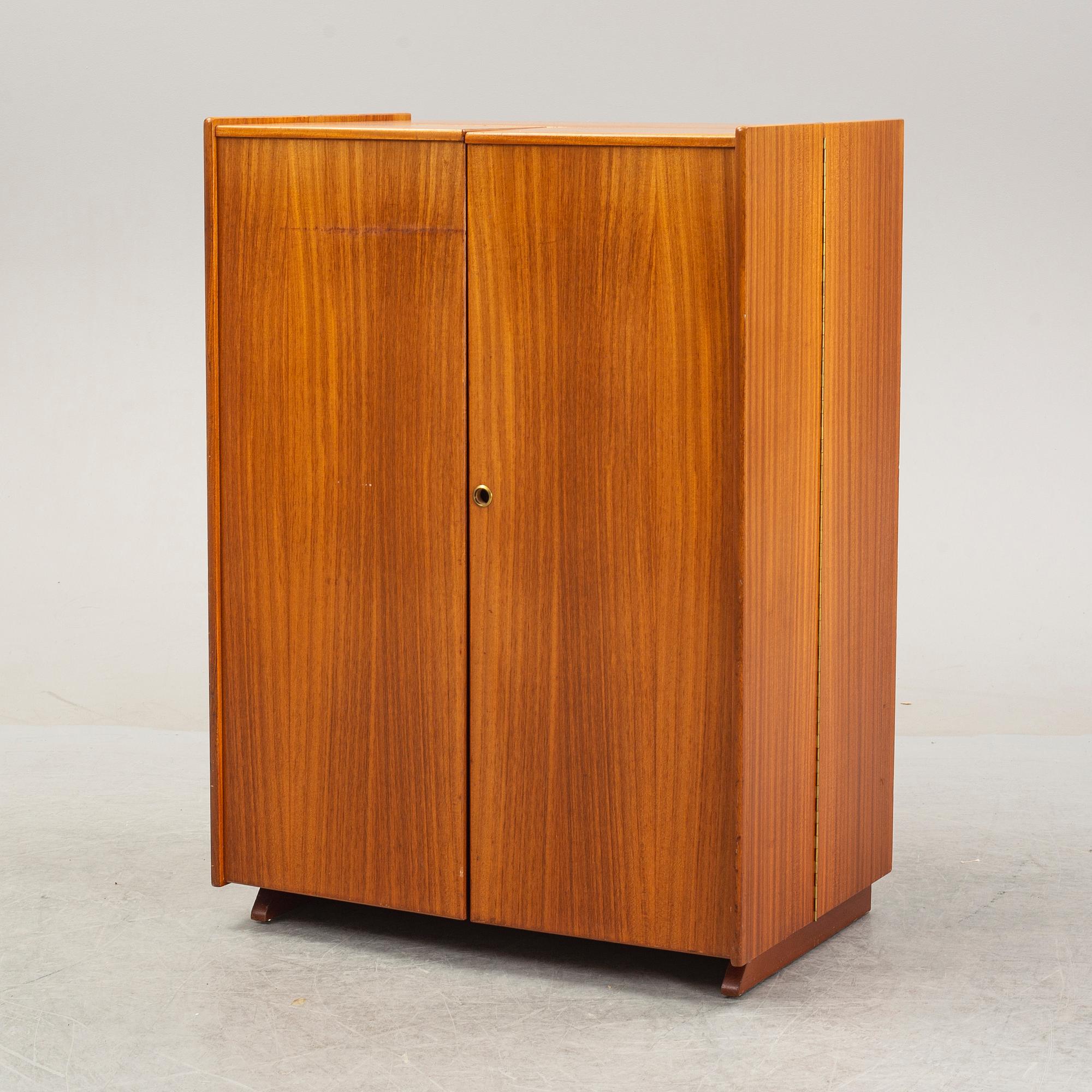 A mahogany veneered convertible cabinet, mid 20th Century.