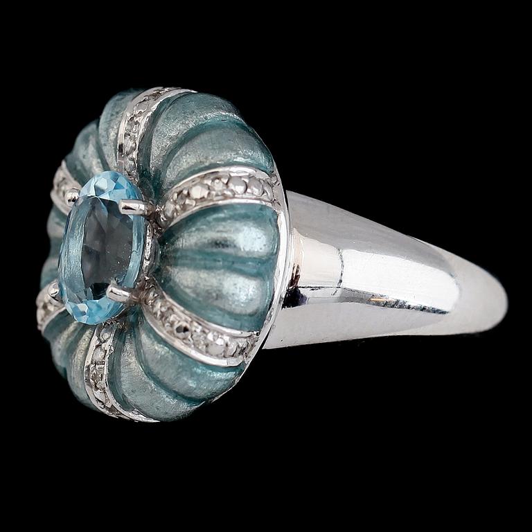 RING, vitguldspläterat sterlingsilver, ljusblå topas ca 2.00 ct, ljusblå emalj samt mindre diamanter tot ca 0.08 ct.