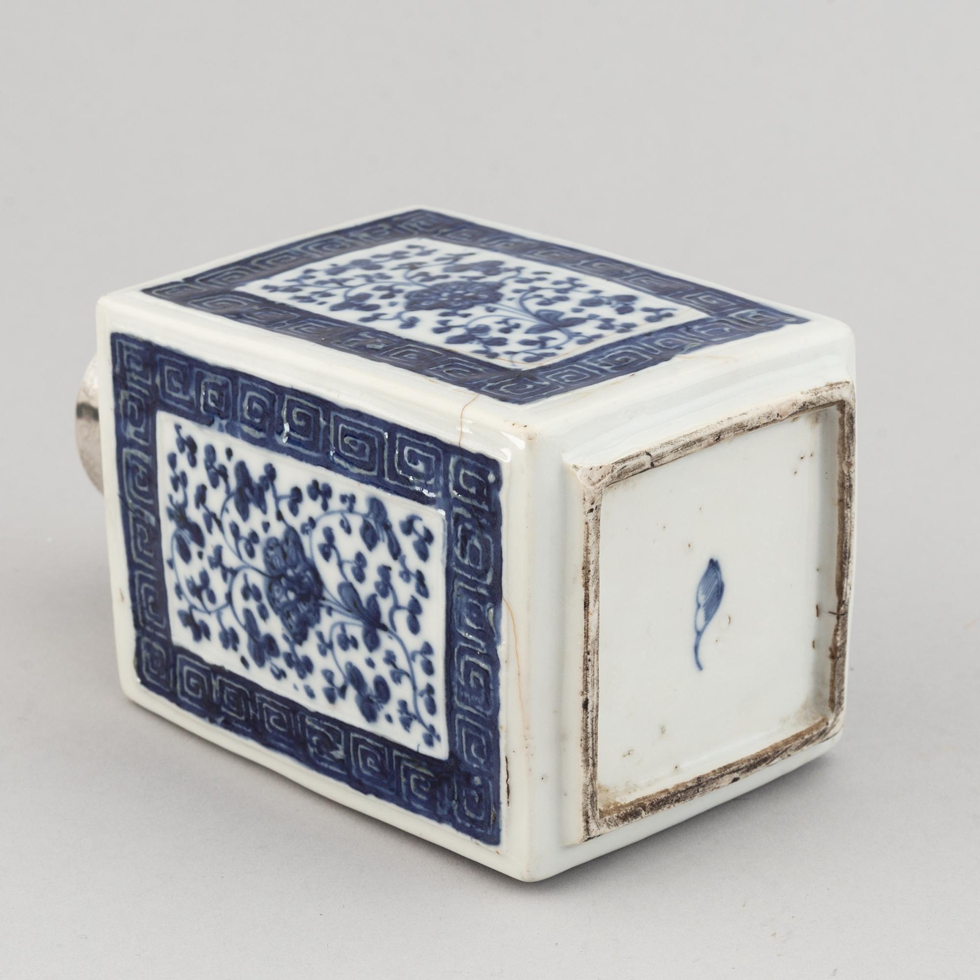 A blue and white export tea caddy, Qing dynasty, 18th century.