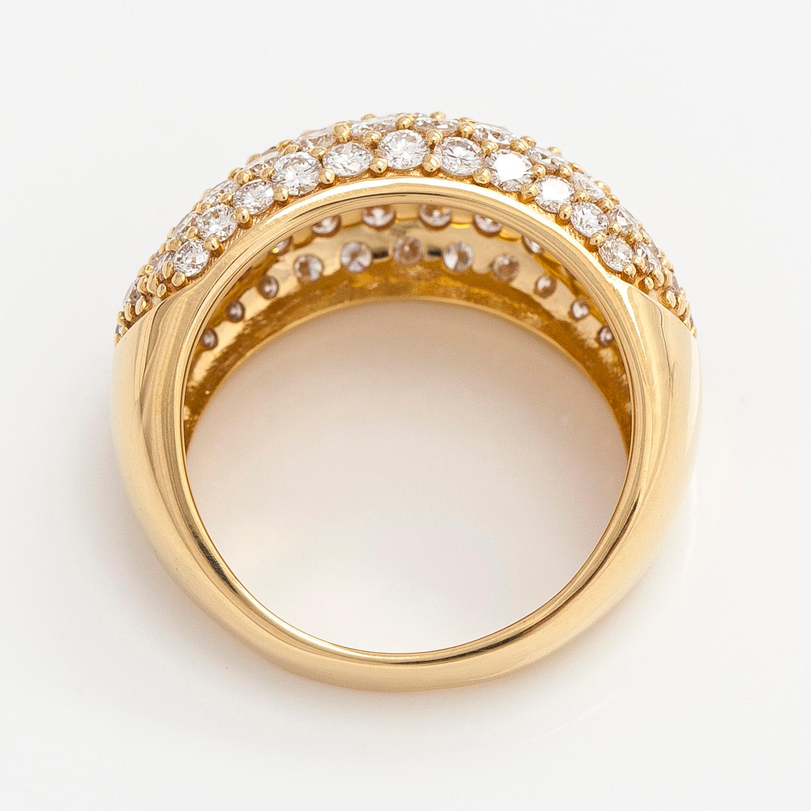 Sormus, bombé, 18K kultaa ja briljanttihiottuja timantteja.