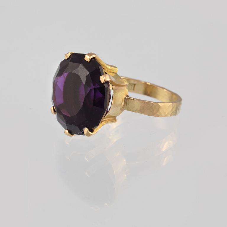 RING, 18K guld med fasettslipad ametist, Bern Böhme, Göteborg. Vikt 12,7 gram.