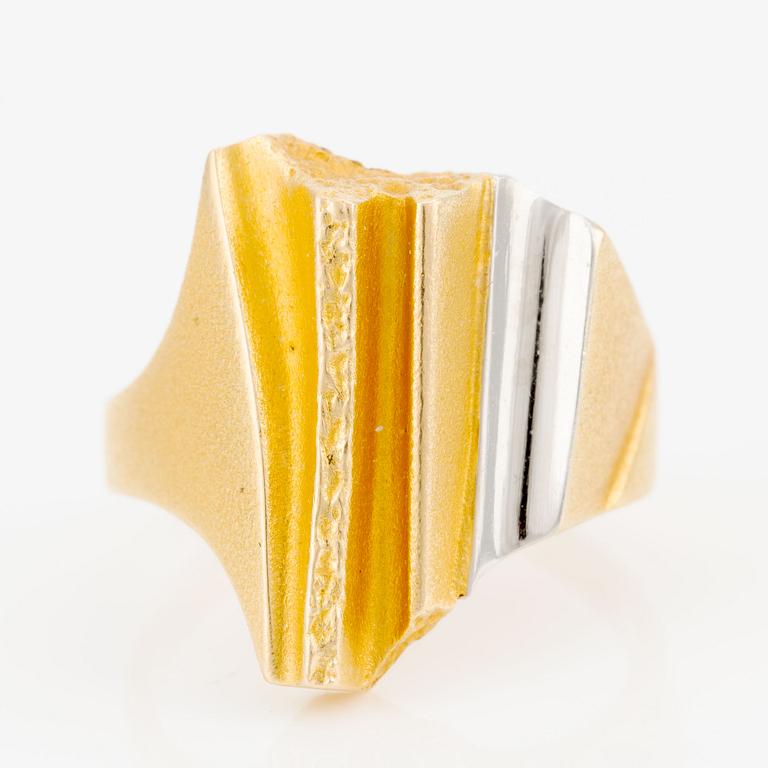 Björn Weckström, ring "Lines in the water",  18K guld och platina. Lapponia 1992.