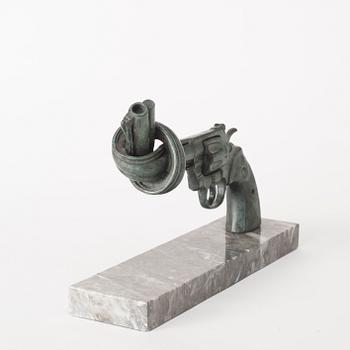 Carl Fredrik Reuterswärd, "Non violence".