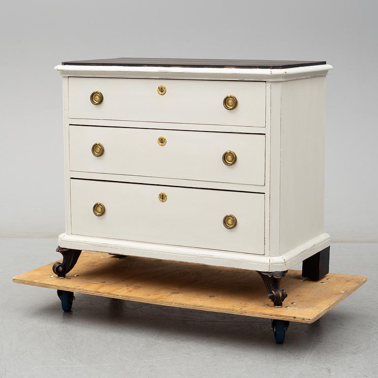 A painted pine chest of drawers, leta 19th century.