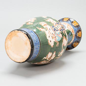 Lattiamaljakko, keramiikkaa, Kiina 1950-luku.