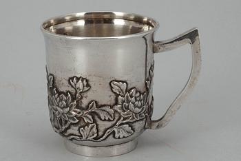 MUGG, silver, Kina. Finska importstämplar, Koruteollisuus Tillander, Helsingfors 1970. Vikt ca 147 g.