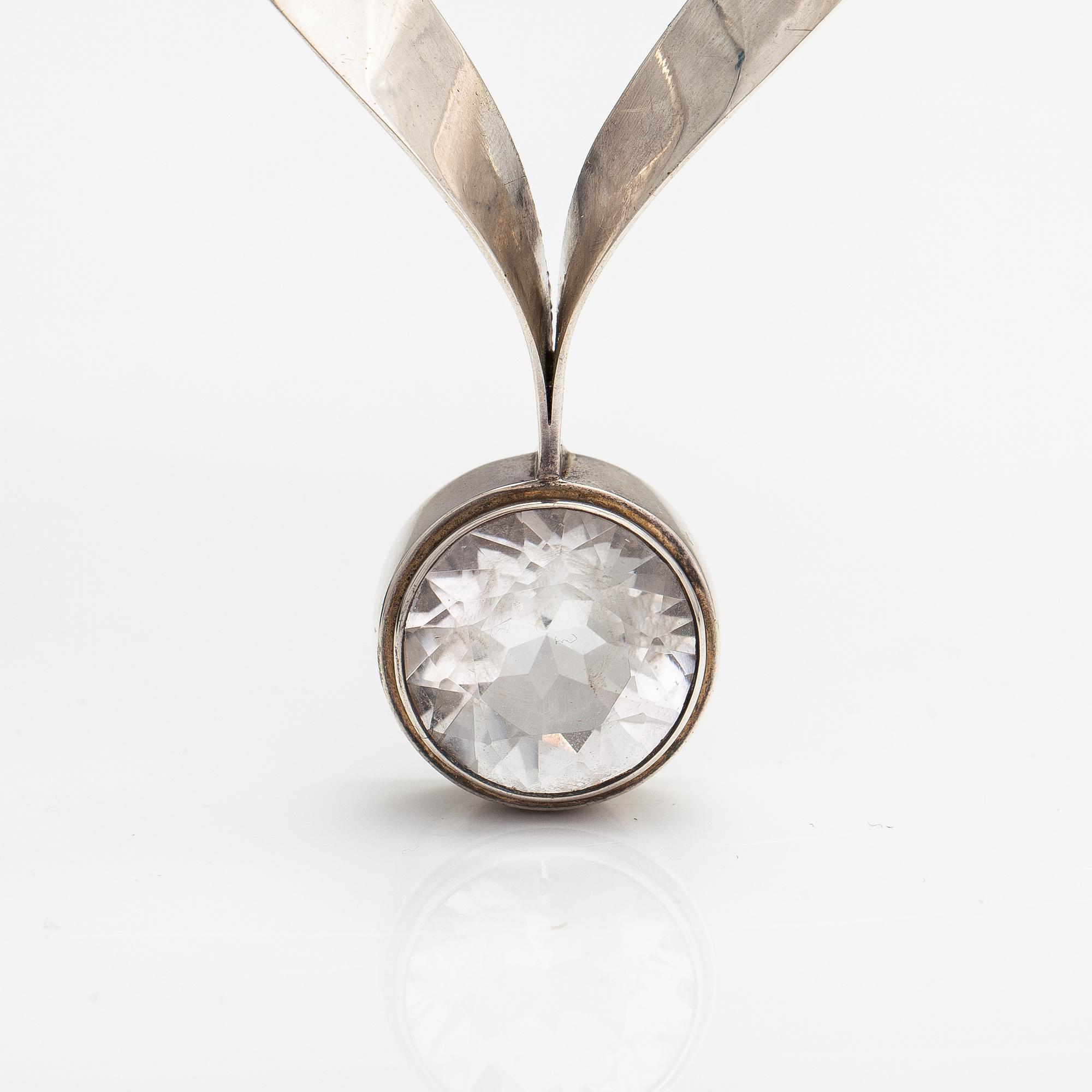 Kaulakoru, sterlinghopeaa ja vuorikristalli. Kaunis Koru, Helsinki 1972.