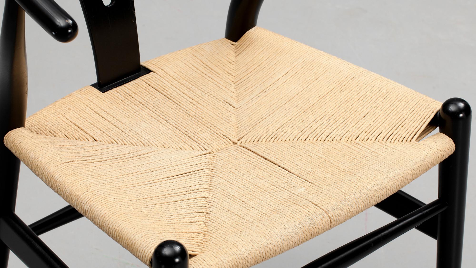 KARMSTOL. "Y-stolen". Hans Wegner för Carl Hansen & son, Odense.