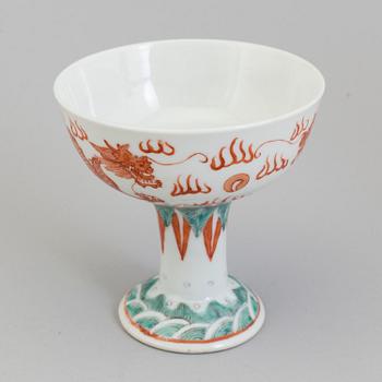 A large porcelain spoon and footed bowl, Qing dynasty, late 19th century.