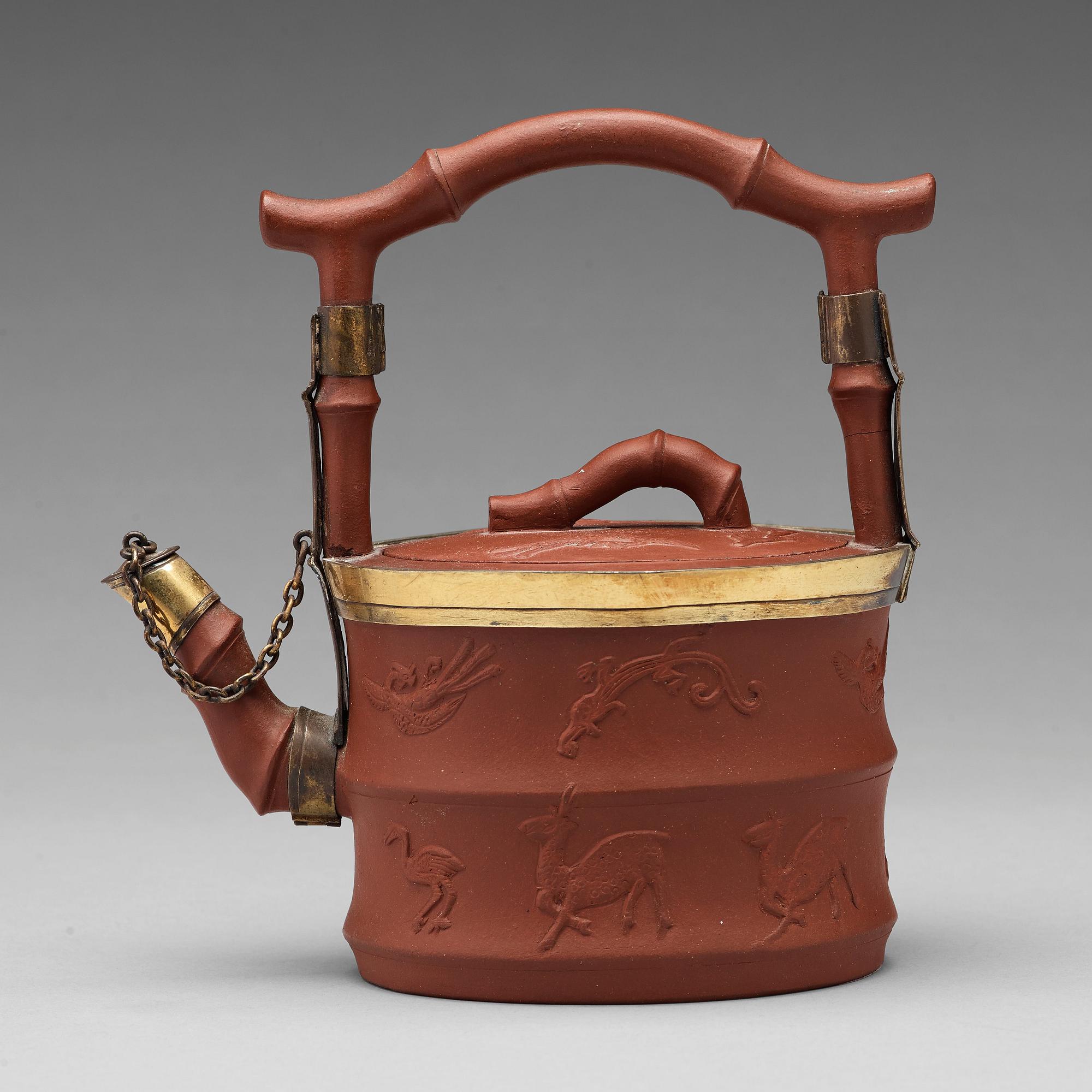 TEKANNA med LOCK, yixinggods med metallmontering. Qingdynastin, troligen 1700-tal.