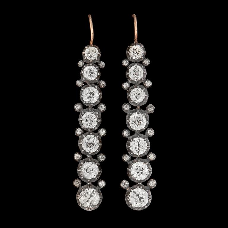 A pair of olc dut diamond earrings, tot. app. 4.50 cts.
