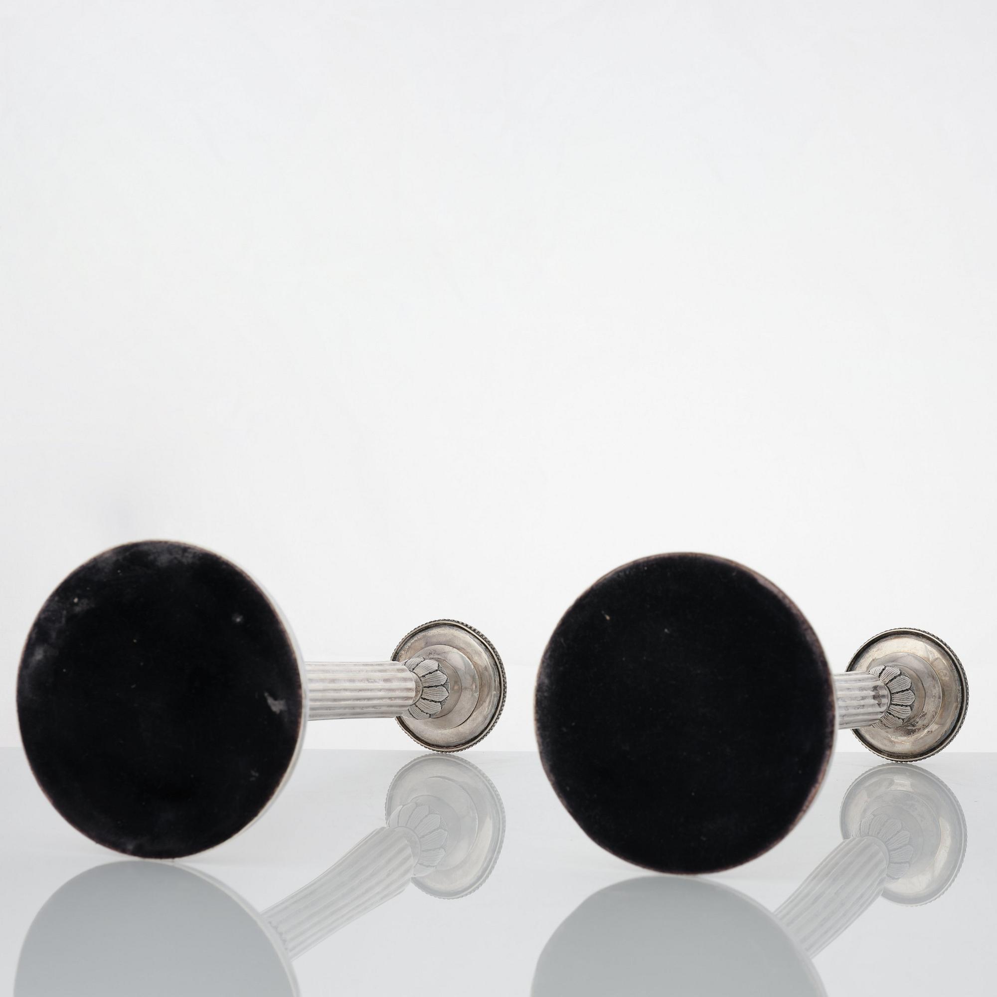 Anders Isleben, kandelabrar för tre ljus, ett par, silver, Norrköping 1793. Gustavianska.