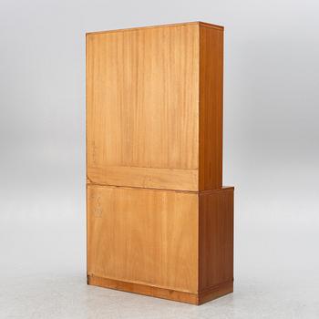 Yngve Ekström, vitrinskåp, "Krus", AB Westbergs Möbler, Tranås,modellen  formgiven 1955.