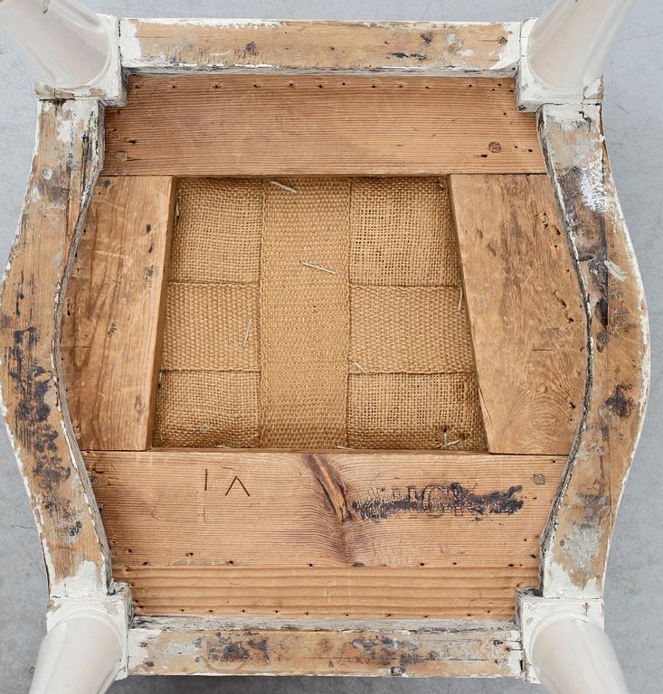 TABURETTER, 2 st, gustaviansk och gustaviansk stil, en med Husgerådskammarens märkning, 1700- resp 1800-tal.