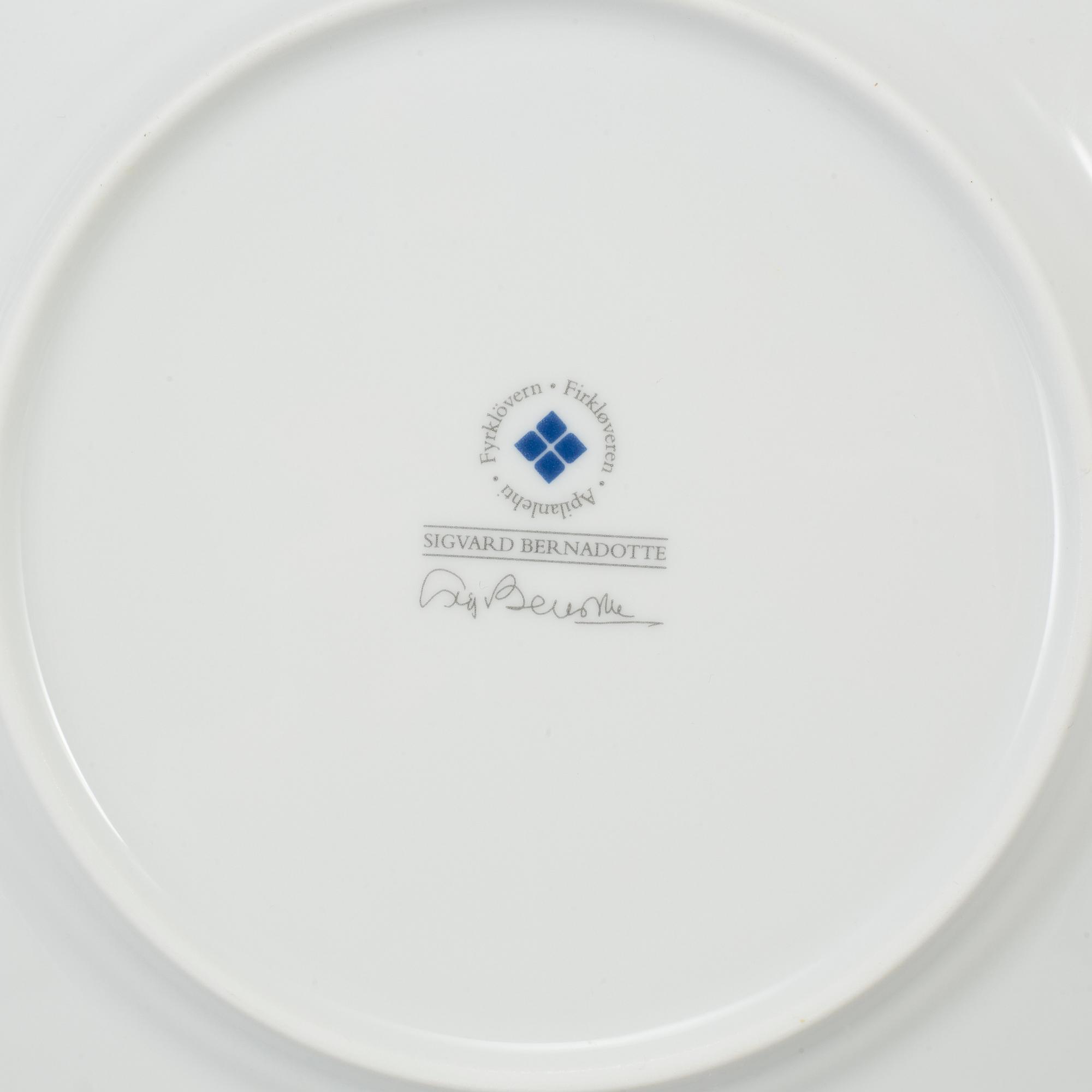 SIGVARD BERNADOTTE, servis, 45 delar, porslin. "Christineholm", Fyrklövern.