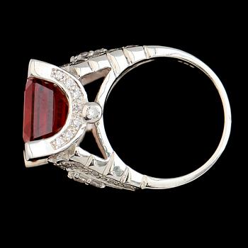 RING, vitguldspläterat sterlingsilver, orange spessartit ca 12.30 ct, vita safirer tot ca 0.59 ct.