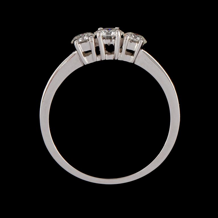 RING, 18k vitguld med 3 briljantslipade diamanter, 0.70 ct. Vikt 3 g.