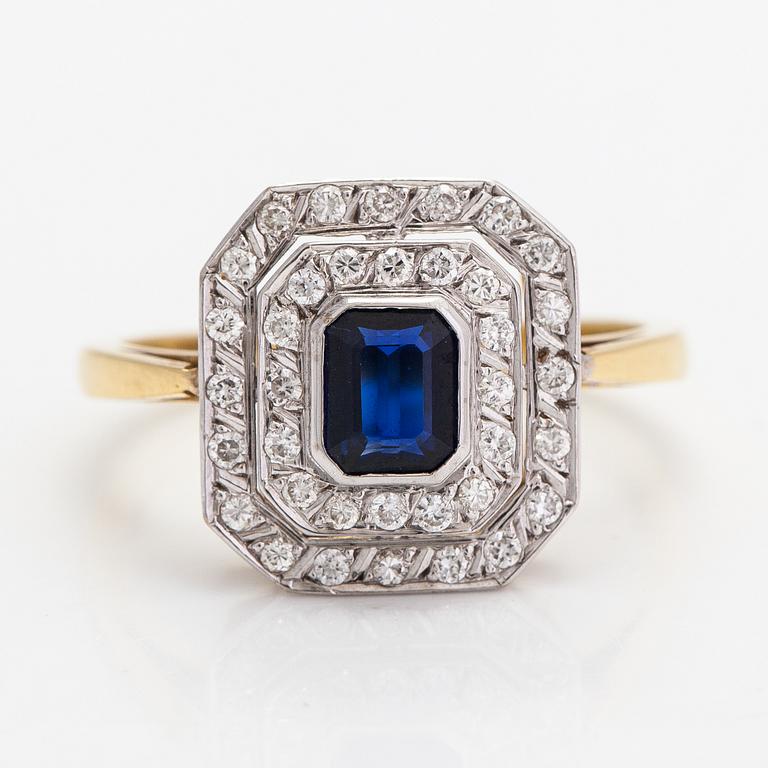 Ring, 18K guld, safir och diamanter ca 0.32 ct totalt.