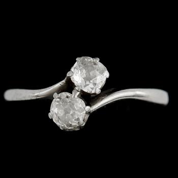 RING, sk syskonring, 18k vitguld med två glaslipade diamanter, tot ca 0,46 ct. Stockholm 1942. Vikt ca 2,7 gram.