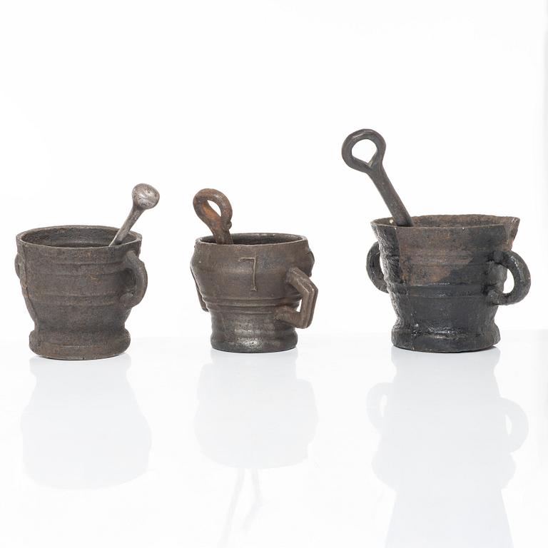A set of three cast-iron mortars with pestles, 17th / 18th century.