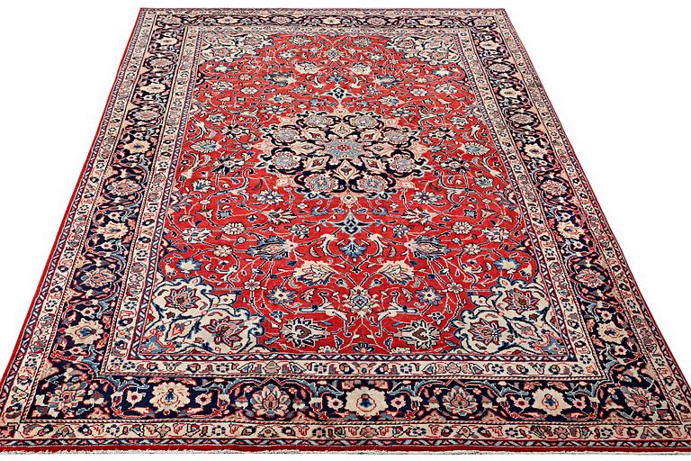 A Mahal carpet, c. 327 x 218 cm.