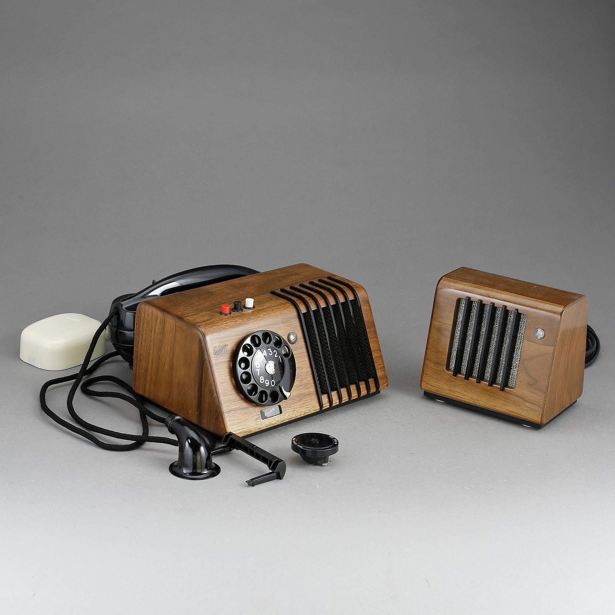 TELEFON OCH HÖGTALARE, valnöt och bakelit, sannolikt 1950-60-tal. LM Ericsson.