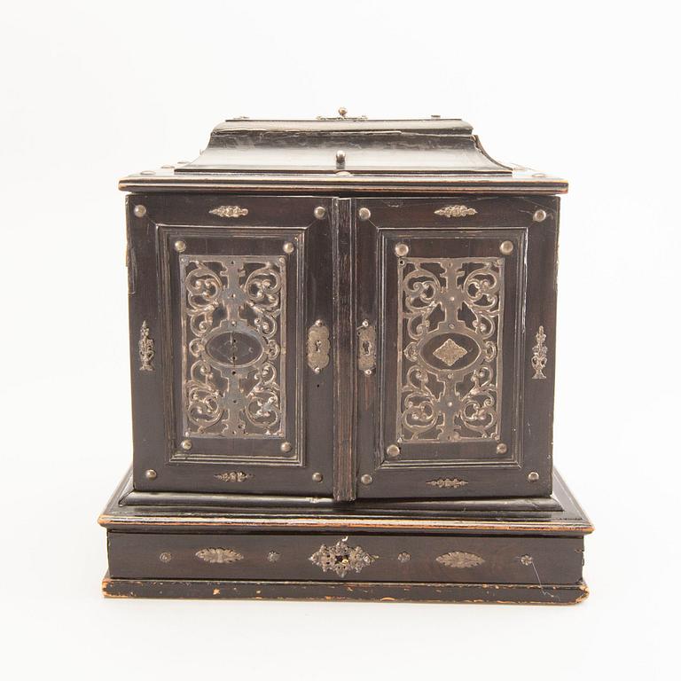 A Baroque/Baroque-style miniature cabinet 18/19th century.
