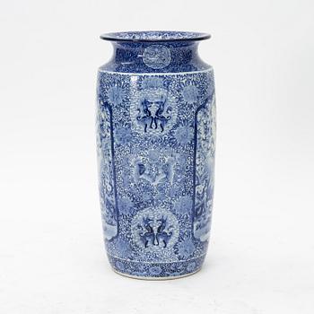 A large porcelain vase, Japan, first half of the 20th Century.