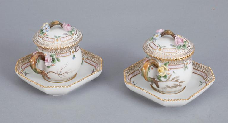 CREMEKOPPAR med FAT, porslin, 2 st, Flora Danica, Royal Copenhagen, Danmark.