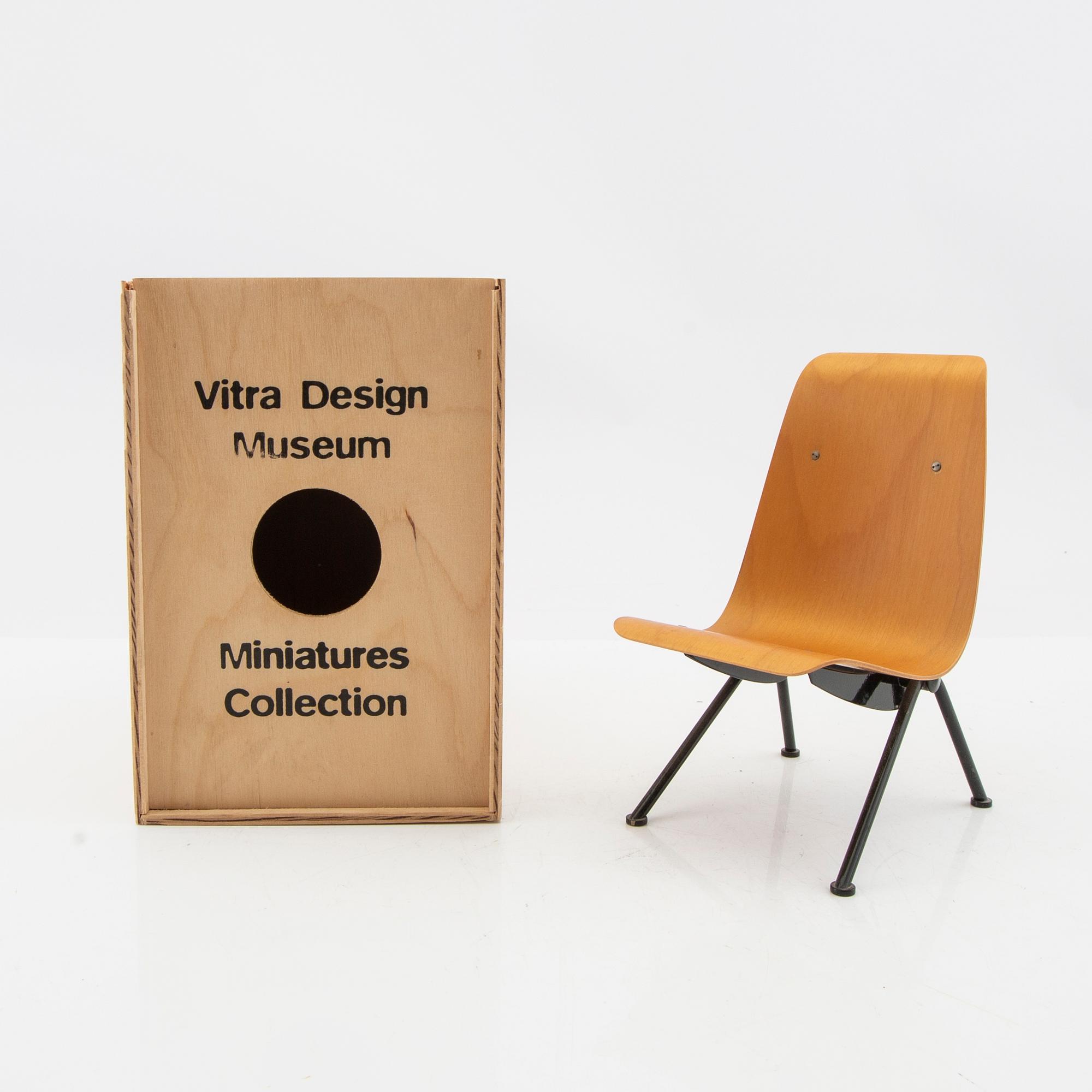 椅子 VITRA DESIGN MUSETM  MINIATURES Miniature Gerrit Rietveld Zig Zag Chair produced by Vitra