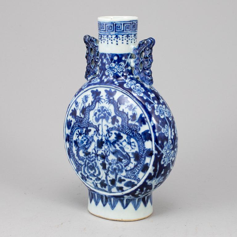 A blue and white moon flask, Qing dynasty, late 19th century.