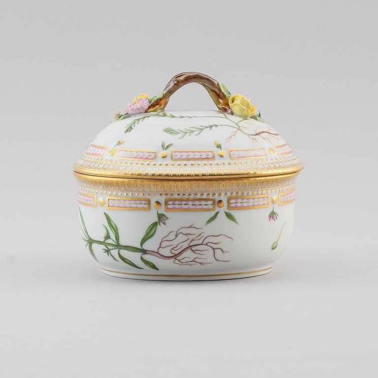 SKÅL MED LOCK. Porslin, "Flora danica", Royal Copenhagen, modellnr 3582.