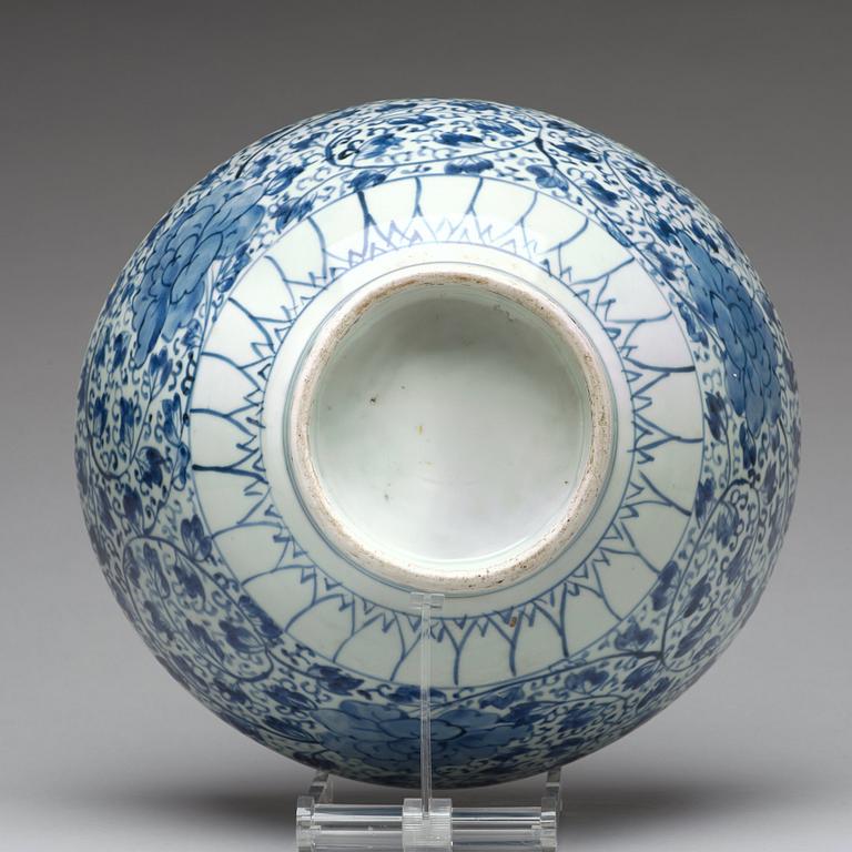 A blue and white bowl, Japan, Edo period (1603-1868).