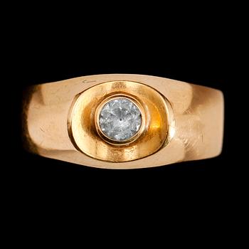 RING, HÄNGE MED KEDJA SAMT BROSCH, 18 k guld, svenska stämplar. Vikt ca 9 g.