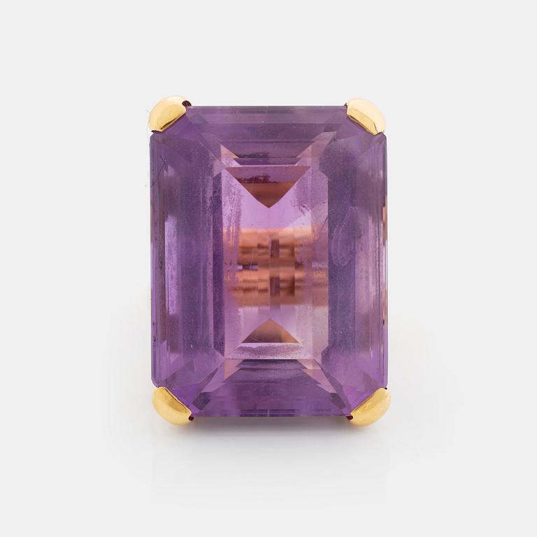 A Tina Karlsson ring in 18K gold set with a faceted amethyst.