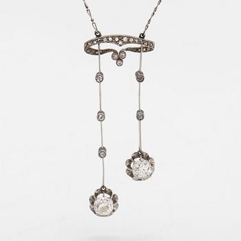 An 18K white gold necklace with old- and rose-cut diamonds ca. 1.65 ct in total. France, turn of the 20th century.