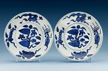 1689. A pair of blue and white dishes, Qing dynasty (1644-1912) with Xuande´s six character mark.