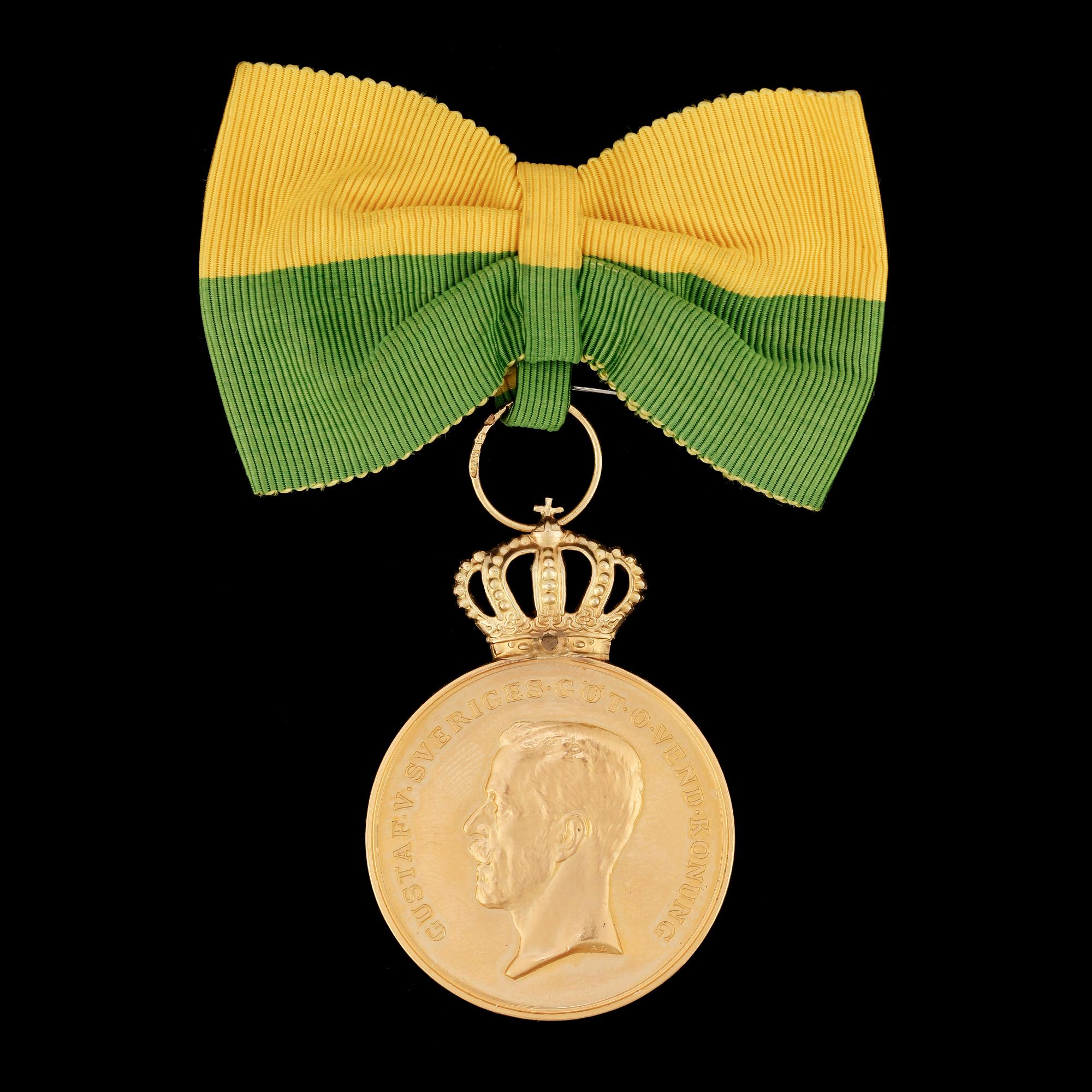 MEDALJ, 18 k, guld, "Kungliga Patriotiska Sällskapet", 1951. Totalvikt med band ca 26 gram.