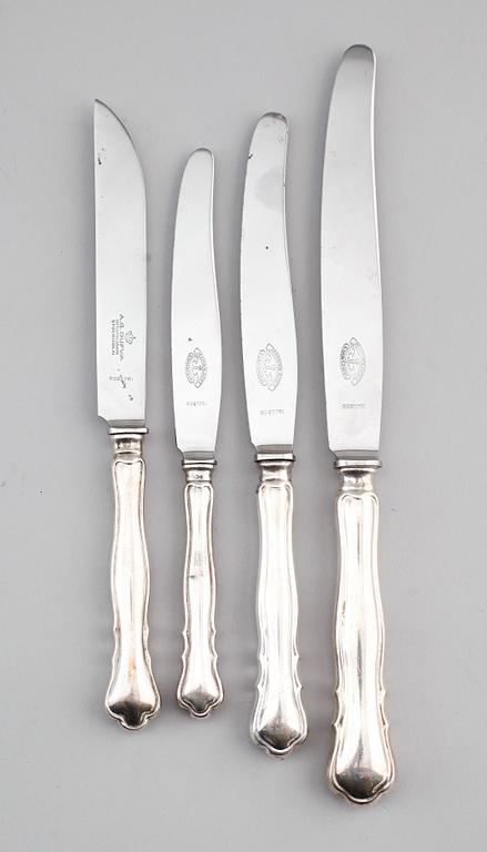 KNIVAR, 42 st, silver, "Chippendale", 1900-talets första hälft. Vikt med stålblad ca 1990 g.